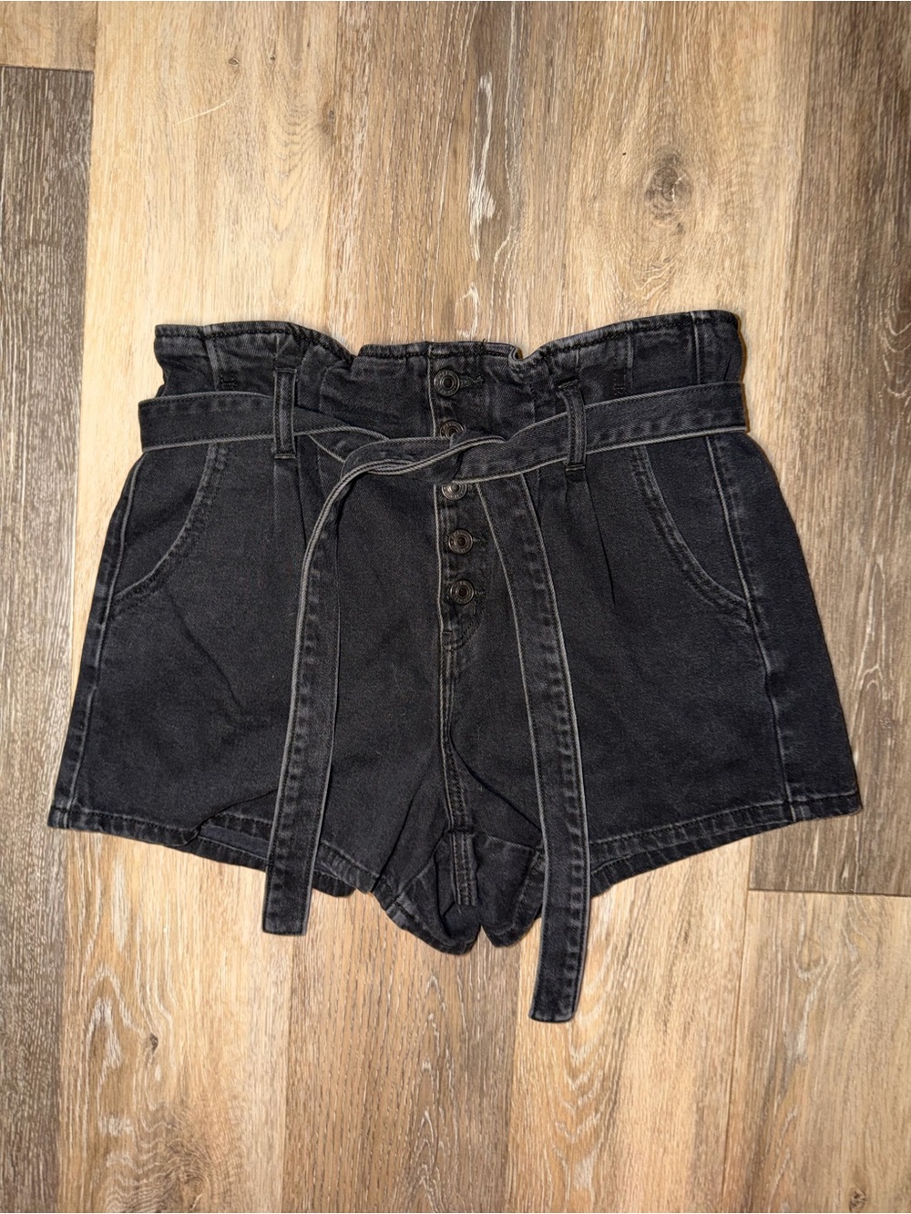 American Eagle Women’s High-Rise Black Denim Paper Bag Mom Shorts - Picture 1 of 6